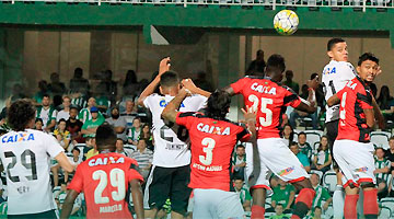 Vitória bate o Coritiba e fica em boa situação na briga contra o Inter para fugir da Série B