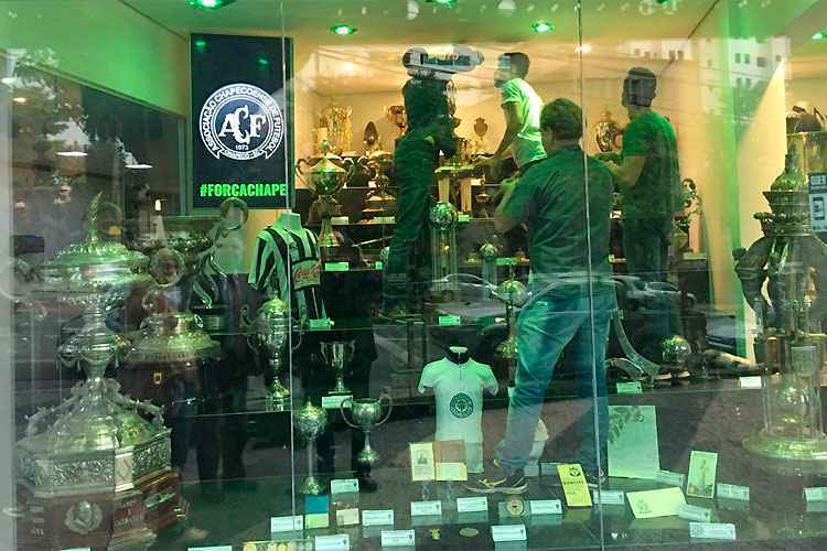 Memorial da sede do Galo em Lourdes ganhou iluminação especial para homenagear a Chapecoense