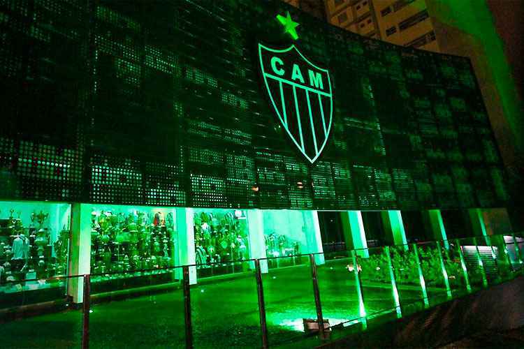Sede administrativa do Galo em Lourdes ganhou iluminação especial na cor verde para lembrar a Chape