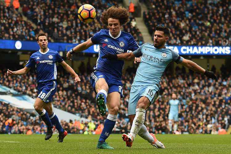 David Luiz e Agüero em jogo pelo Campeonato Inglês
