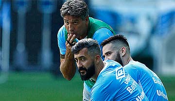 Renato Gaúcho ao lado de Douglas e Marcelo Oliveira no treino do Grêmio