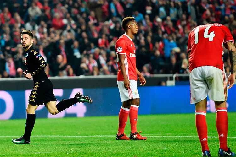 Belga Mertens comemora diante do Benfica: vitória italiana e os dois times classificados no Grupo B