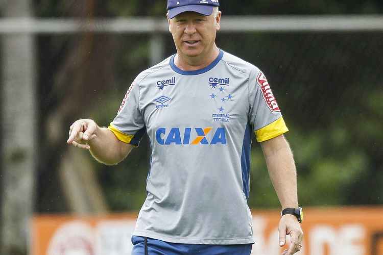 Mano Menezes reposicionou Sobis e colocou Alisson e Arrascaeta pelos lados do ataque