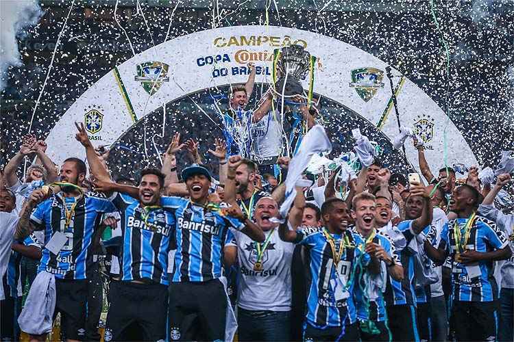 Jogadores do Grêmio festejam penta e capitão Maicon ergue a taça na Arena, em Porto Alegre
