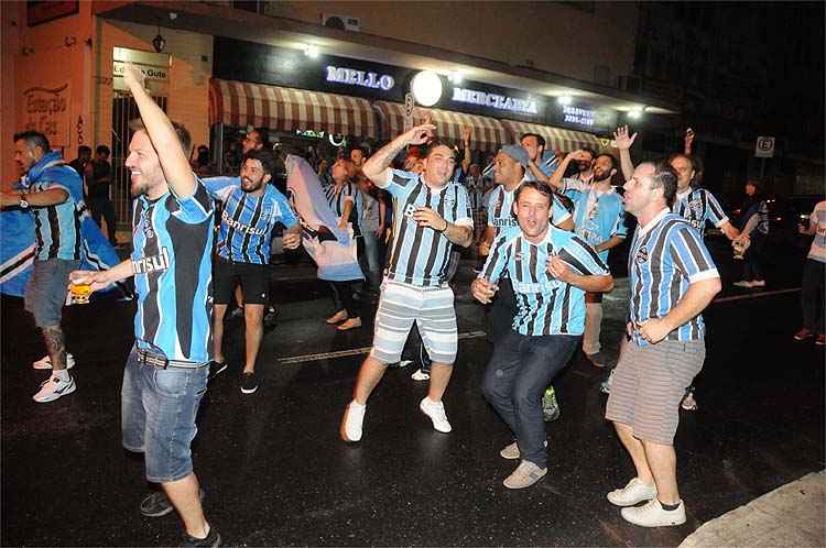 Gremistas se reuniram no bairro Serra, em Belo Horizonte, perto de bar tradicional de atleticanos