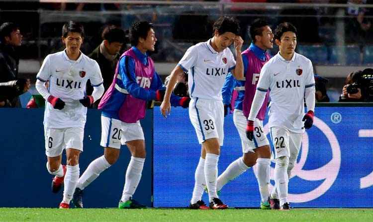 Jogadores do Kashima Antlers comemoram a vitória na estreia do Mundial de Clubes