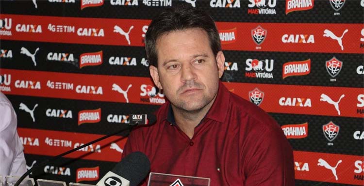 Argel Fucks revelou que possui uma proposta do futebol chinês e que pode deixar comando do Vitória