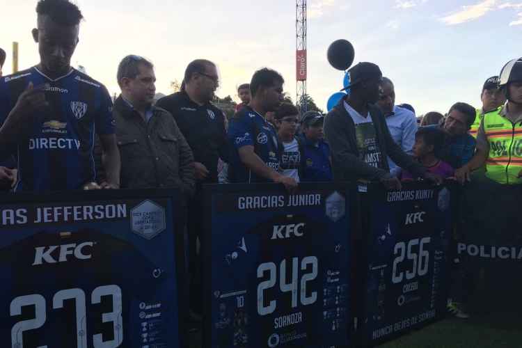 Luis Caicedo, o primeiro da direita para a esquerda, segura uma placa com homenagens do ex-clube