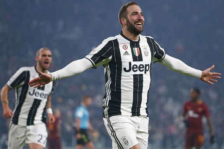 Gonzalo Higuaín garante vitória da Juventus em duelo direto contra Roma com belo gol, em Turim 