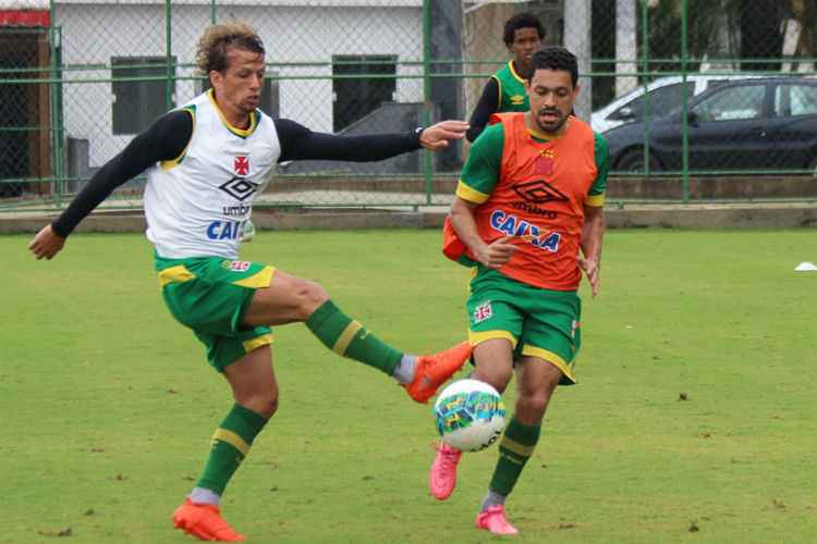 Diguinho (E) estaria na lista de dispensas do Vasco; Éder Luís (D) também pode sair