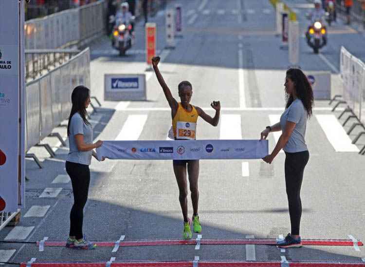 O que acabou surpreendendo foi a facilidade com que a atleta queniana triunfou