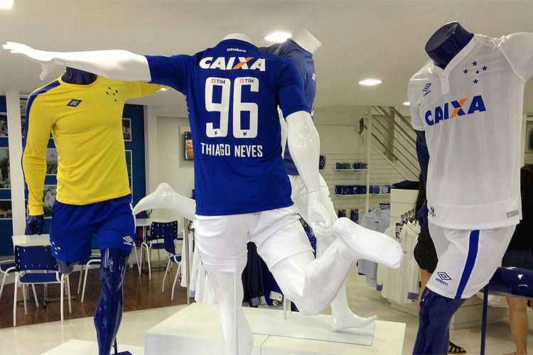 <center> Camisa de Thiago Neves já é comercializada em uma das lojas do Cruzeiro <center>
