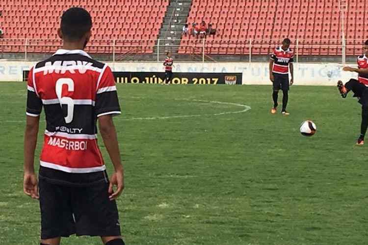 Superando adversidades, o Santa Cruz chega como único clube pernambucano invicto na competição
