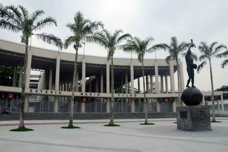 Busto do jornalista Mário Filho, que dá nome ao estádio, fica no Hall de entrada do Maracanã