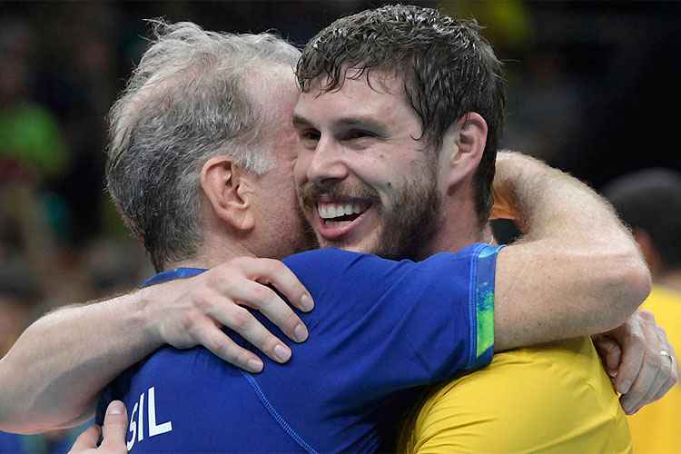 Bernardinho e o filho Bruninho comemoram a conquista do ouro olímpico no Rio de Janeiro, em 2016