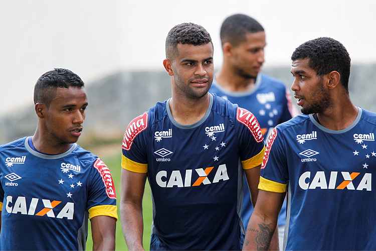 Elber, Alisson, Alex e Murilo Cerqueira (ao fundo) são quatro dos jogadores formados na Toca da Raposa I