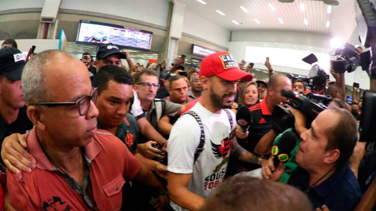 Sem dar entrevistas, Romulo acenou para os torcedores e vestiu uma camisa de sócio-torcedor 