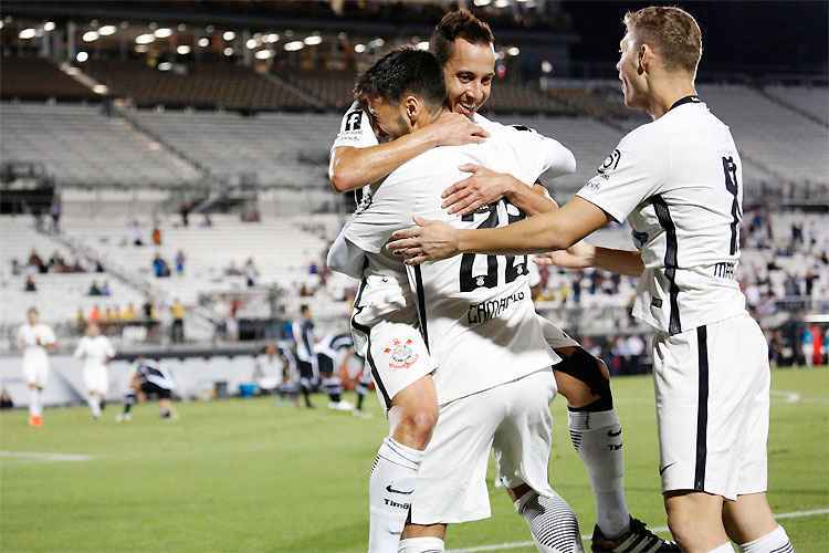 Camacho abre o placar e comemora com Rodriguinho e Marlone: Corinthians goleia e vai à decisão
