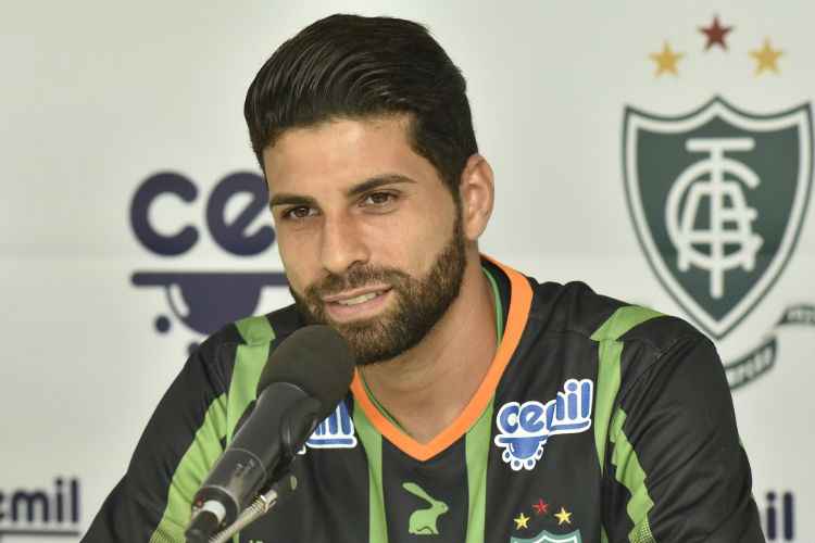 Gerson Magrão foi apresentado como novo reforço do América na tarde desta quinta-feira