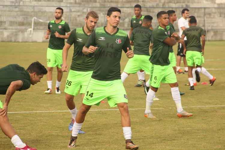 Meia Léo Costa é uma das esperanças do Santa Cruz no amistoso, após boas atuações nos treinos