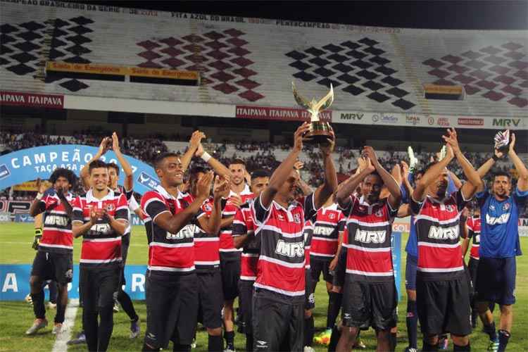 Torcida coral compareceu em número surpreendente e público passou das 14 mil pessoas no Arruda