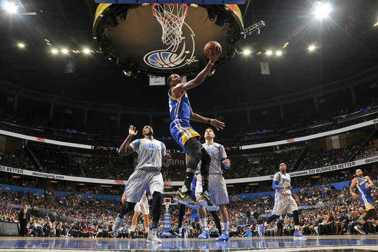 Kevin Durant terminou partida com duplo-dpulo; cestinha foi Stephen Curry, seguido por Thompson