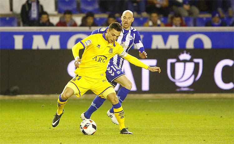 Alavés (de branco e azul) segurou o empate com Alcorcón, da segunda divisão, e assegurou vaga