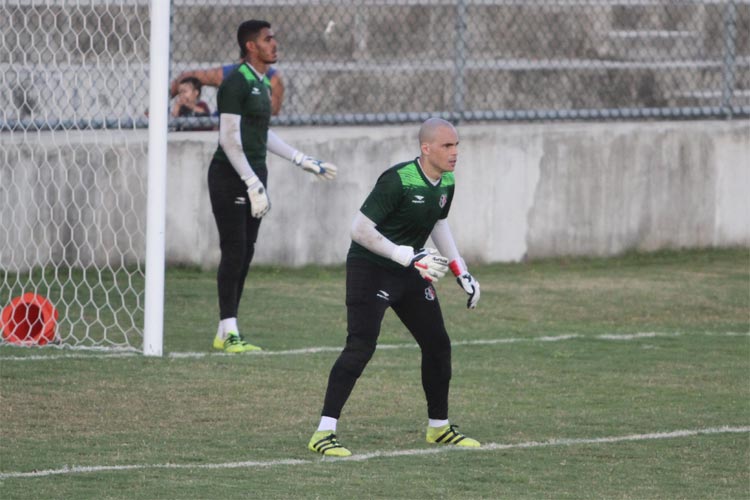 Goleiro falhou no gol do Campinense, mas se redimiu com uma defesa milagrosa nos minutos finais 