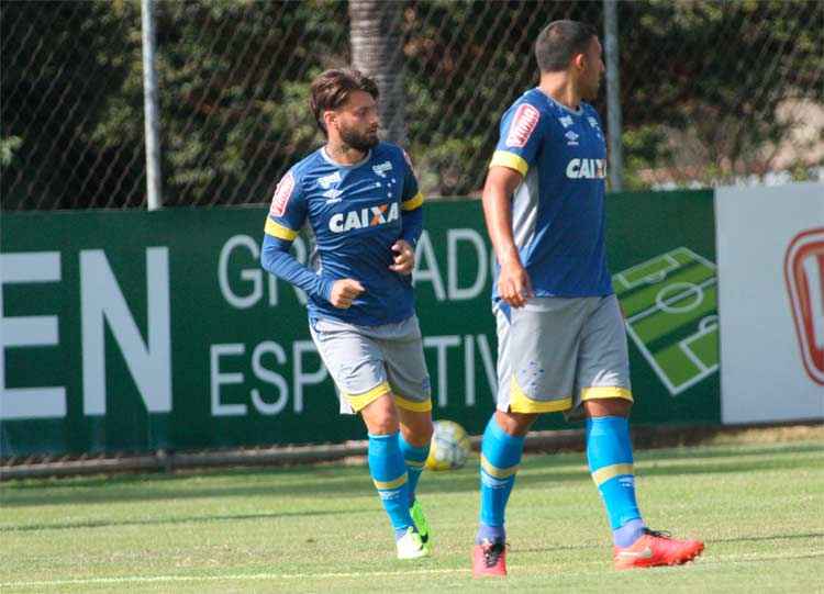 Sobis (E) tem sido o escolhido como titular, mas Ábila aparece como sombra e outra opção