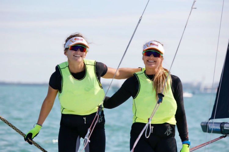 Martine Grael e Kahena Kunze garantiram mais um título após o ouro nas Olimpíadas