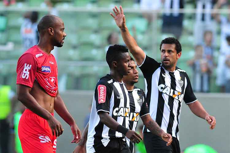 Atacante Fred, que marcou de pênalti, festeja o primeiro gol do Atlético na temporada 2017