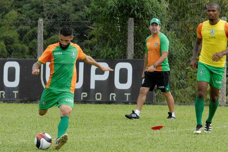 Enderson Moreira (C) deve manter o time da estreia na temporada, com Tony (E) como capitão