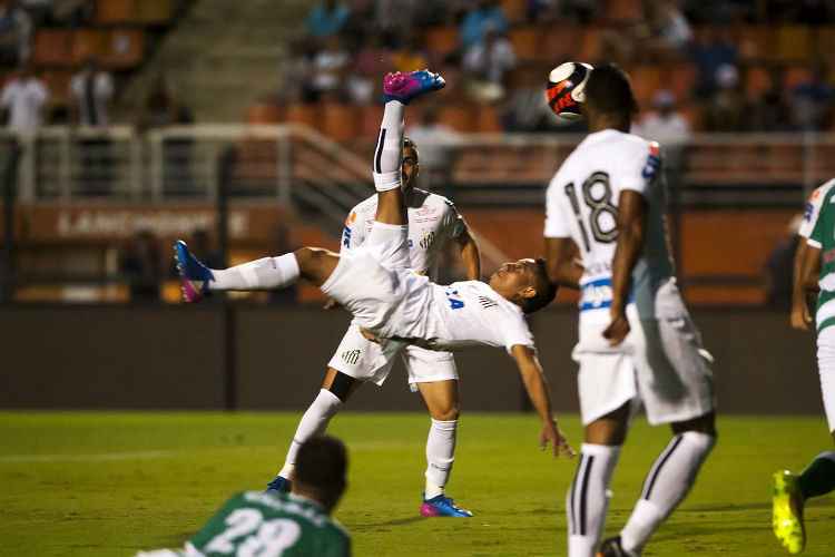 Colombiano Hernández marcou gol de bicicleta e deu uma assistência em goleada sobre o Kenitra