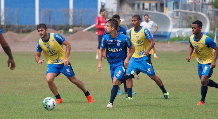 O elenco do Avaí voltou a campo nesta segunda-feira, antes do duelo contra o Londrina