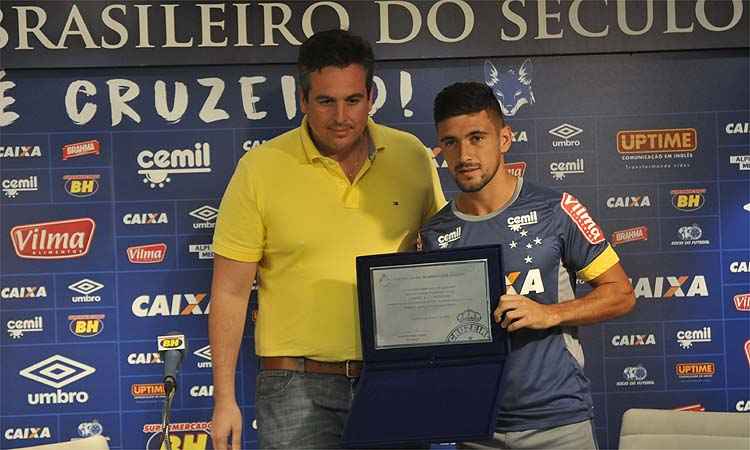 Placa foi entregue a Arrascaeta pelo vice-presidente de futebol do Cruzeiro, Bruno Vicintin