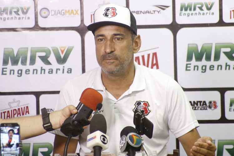 Técnico Vinícius Eutrópio adiantou que negócio com atacante está fechado, mas escondeu o nome