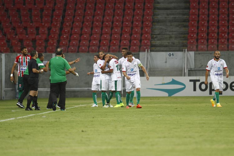 O Salgueiro teve um jogador expulso no fim do 1º tempo, mas não sentiu desvantagem numérica e venceu