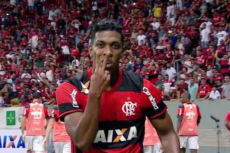 Berrío aproveitou bobeira do goleiro do Grêmio para marcar o primeiro gol pelo Flamengo