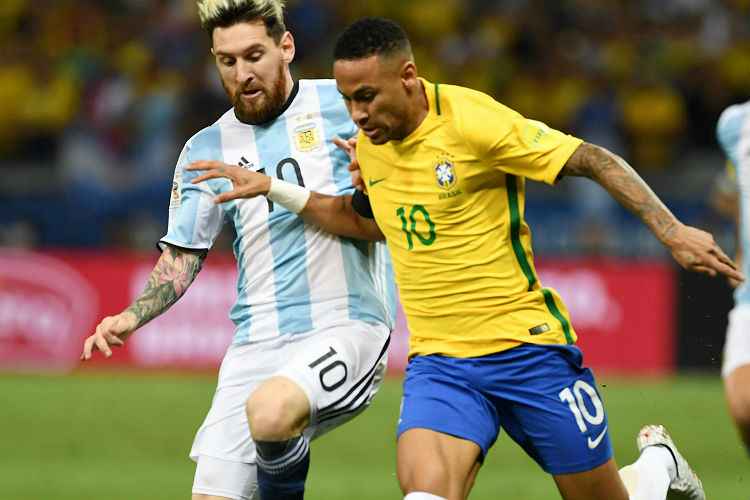 Seleção Argentina, de Lionel Messi, segue à frente do Brasil, de Neymar, com ligeira vantagem