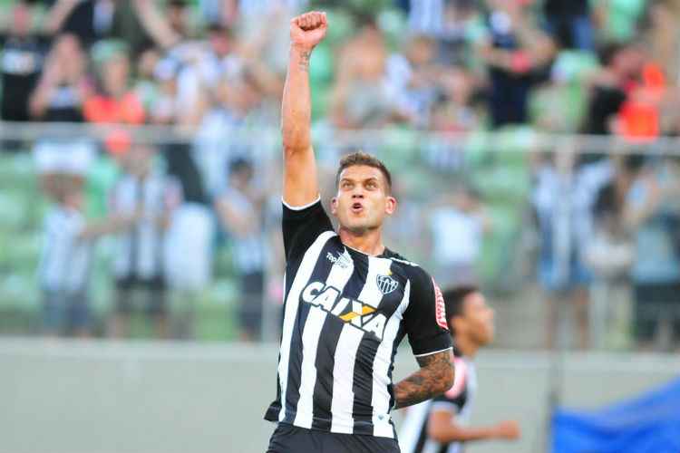 Punho para o alto e comemoração no estilo He-Man: Rafael Moura marcou o primeiro gol pelo Galo