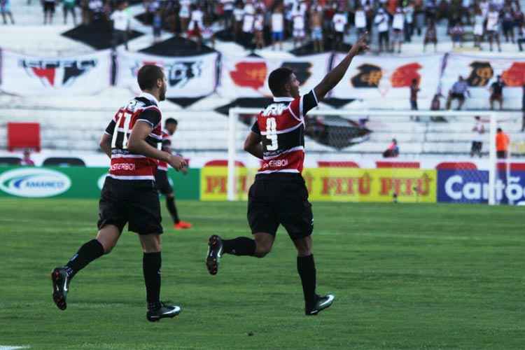 Halef Pitbull marcou primeiros gols com a camisa do Santa Cruz e fez a festa com a torcida no Arruda