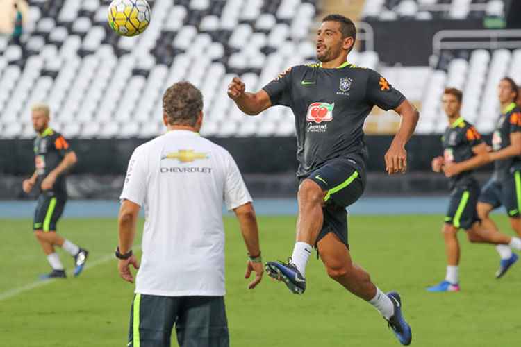 Tite: "Nós trabalhamos também com o Diego essa função por conta das características físicas"