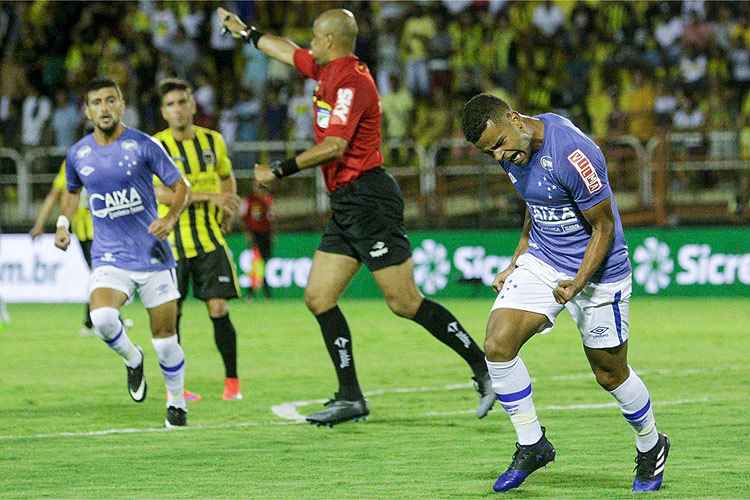 Meia-atacante Alisson comemora primeiro gol do Cruzeiro na vitória por 2 a 1 sobre o Volta Redonda