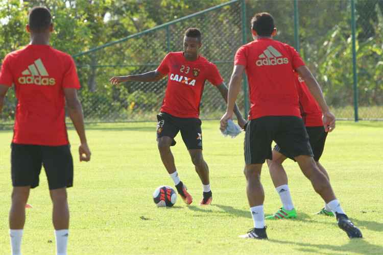 Reinaldo Lenis trabalhou normalmente nesta tarde no CT e não apresentou queixas de lesão muscular