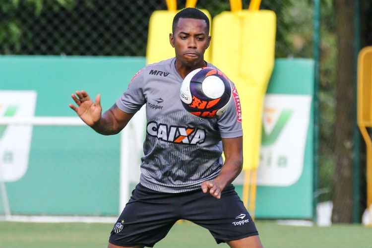 Robinho volta ao time do Atlético depois de 23 dias se recuperando de contusão na coluna