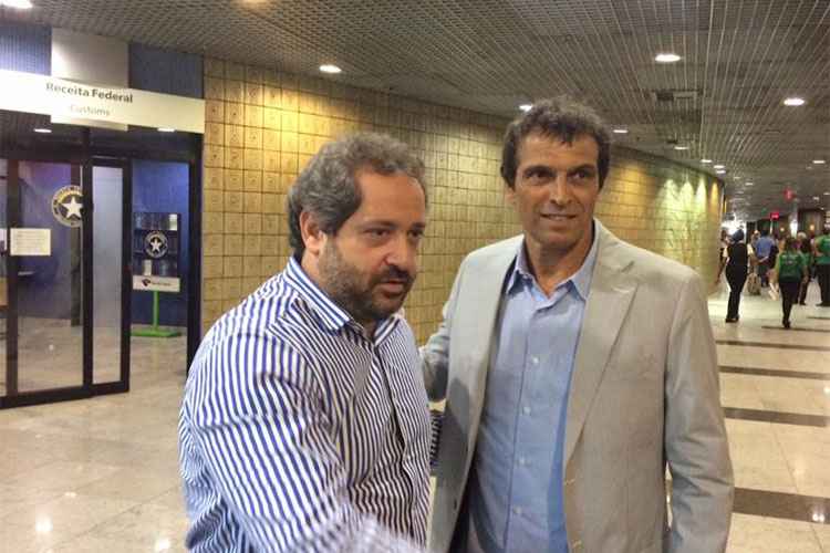 No aeroporto do Recife, novo técnico Milton Cruz foi recebido pela diretoria do Náutico