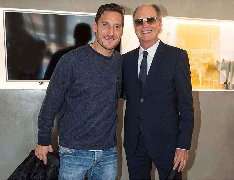 Brasileiro posou para uma foto com o atual ídolo dos torcedores romanos: Totti