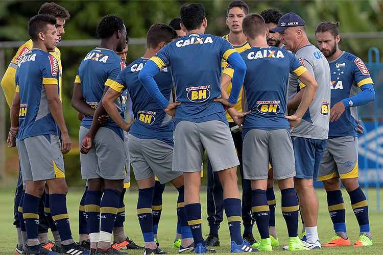 Mano Menezes definiu time do Cruzeiro em último treino antes do jogo contra o São Francisco-PA