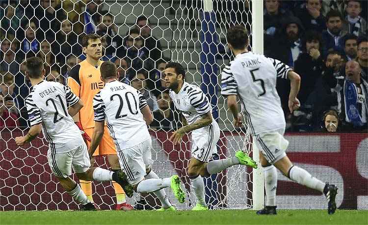 Danel Alves fechou o placar e colocou a Juventus perto das quartas de final da Liga dos Campeões