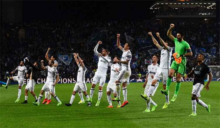 Ao fim do jogo, jogadores da Juve fizeram tradicional saudação à torcida italiana